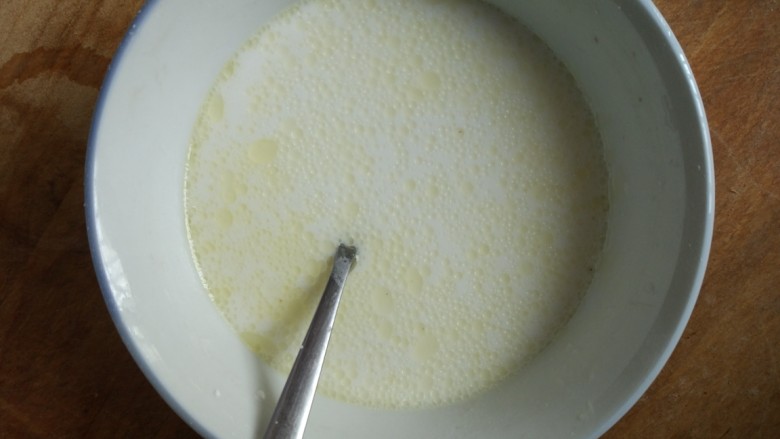 鸡蛋鲜虾肠粉,肠粉专用分和<a style='color:red;display:inline-block;' href='/shicai/ 512'>玉米淀粉</a>一起放水搅拌  再放一点点油