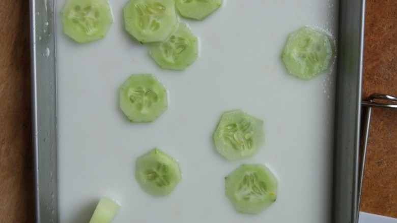 鸡蛋鲜虾肠粉,我的蒸盘小  今天没有生菜 我也懒得买  就用黄瓜代替了    以此类推  第二盘放粉和<a style='color:red;display:inline-block;' href='/shicai/ 9'>鸡蛋</a>和葱  第三盘放粉浆和虾  全部蒸好后浇酱汁  按自己口味来  如果感兴趣我可以分享