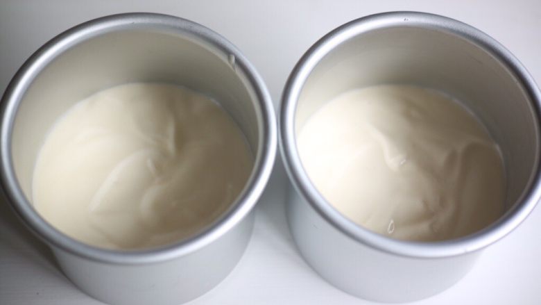 丑萌莎莉奶油蛋糕,倒入模具中,我用的两个四寸,也可以用一个六寸