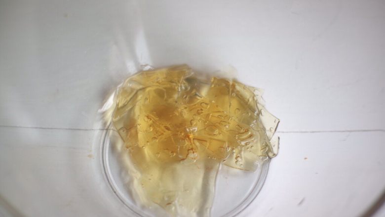 丑萌莎莉奶油蛋糕,接着来做淡奶油淋面,吉利片片泡软