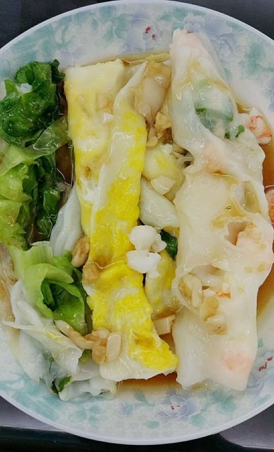 鸡蛋鲜虾肠粉,这是昨天做的  今天做的有点点碎