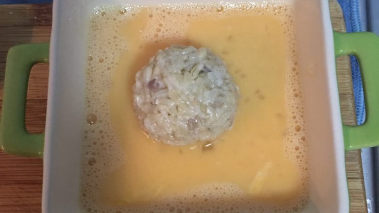 炸起司飯糰佐鮮蕃茄醬汁,逐一沾蛋液後,