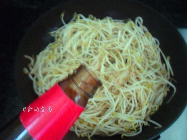 翡翠银芽炒牛肉,炒至绿豆芽软透,调入<a style='color:red;display:inline-block;' href='/shicai/ 721'>蚝油</a>