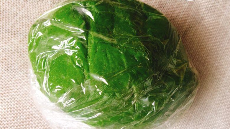抹茶粉撞上杏仁粉的QQ抹茶曲奇,裹上保鲜膜,放入冰箱冷藏2.5小时左右。