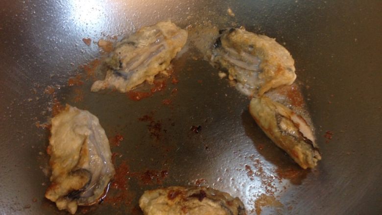 廣島牡蠣三吃-生食/鹽烤/鐵板,牡蠣開水稍微沖洗即可(不要生水避免汙染),兩面沾了麵粉直接下油鍋,避免久置麵粉糊了