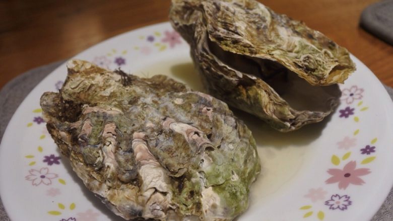 廣島牡蠣三吃-生食/鹽烤/鐵板,洗乾淨,什麼都不用加,放入烤箱200度10-15分鐘即可(殼開了就差不多了,看到湯汁彈跳就是好了)