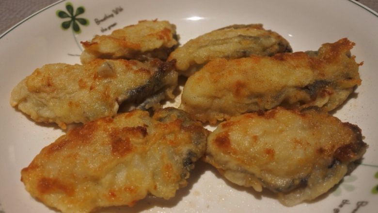 廣島牡蠣三吃-生食/鹽烤/鐵板,沾粉下鍋要速度快,才能保持美美麵衣,雙面黃金焦脆即可上菜。