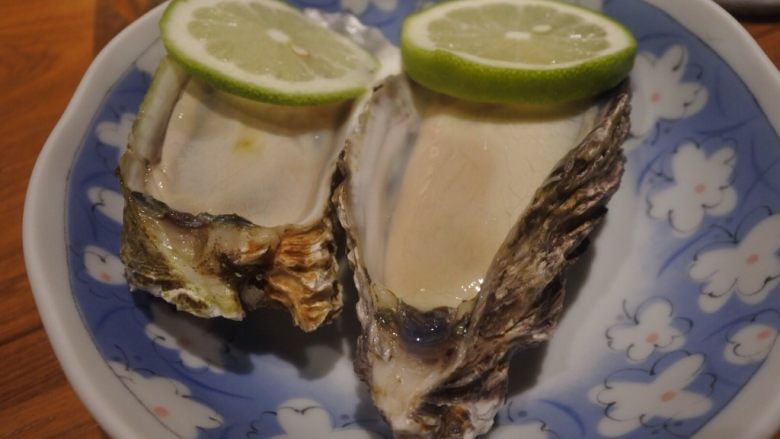 廣島牡蠣三吃-生食/鹽烤/鐵板,新鮮牡蠣剝殼,第一吃生食,準備檸檬/洋蔥切碎丁,搭配牡蠣一起吃就是人間美味~