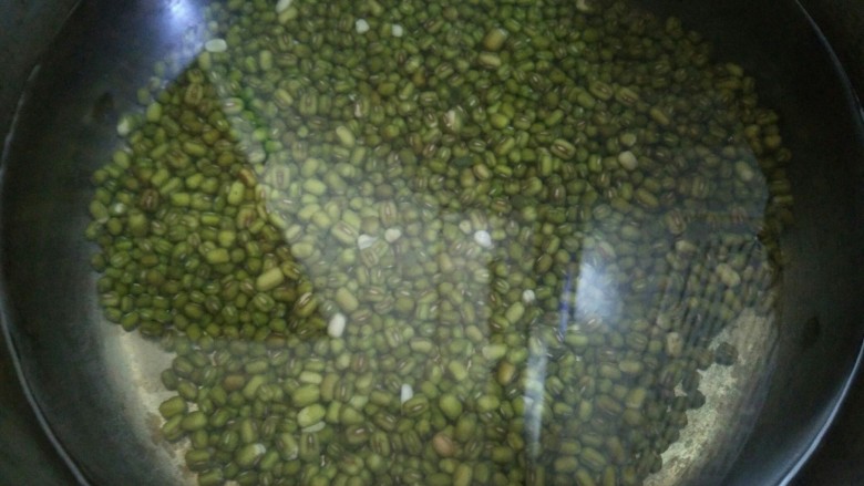 解暑绿豆沙,浸泡好的绿豆,沥干水放入锅内,加入适量清水,比例是1:10