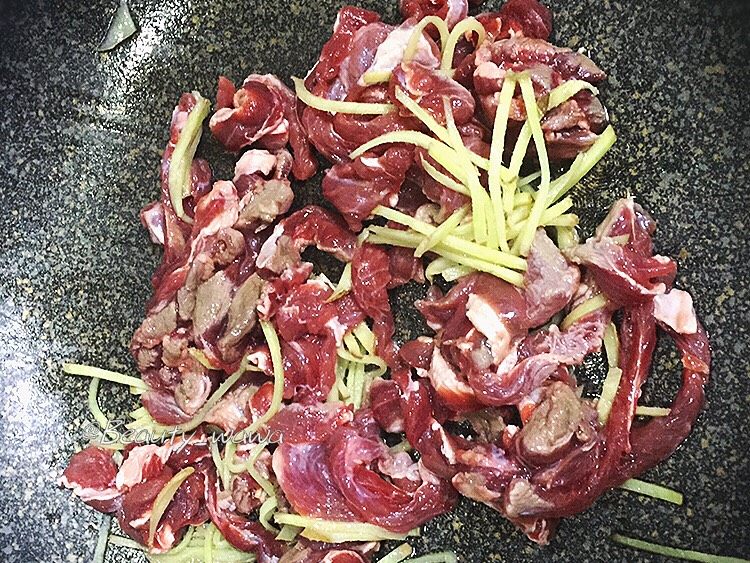 牛肉快手菜—姜丝牛肉,加入牛肉翻炒