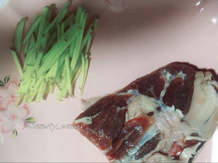 牛肉快手菜—姜丝牛肉,所需材料备好,如图