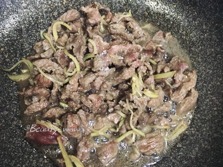 牛肉快手菜—姜丝牛肉,加入适量<a style='color:red;display:inline-block;' href='/shicai/ 10588'>糖</a>调味