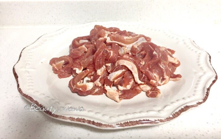 牛肉快手菜—姜丝牛肉,<a style='color:red;display:inline-block;' href='/shicai/ 216'>牛肉</a>洗净,切丝备用