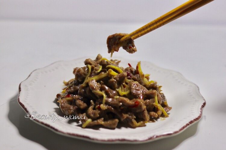 牛肉快手菜—姜丝牛肉,夹一筷子尝尝,味道很鲜呀!