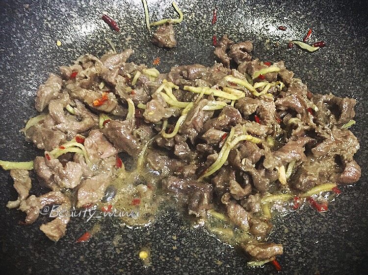 牛肉快手菜—姜丝牛肉,然后翻炒均匀