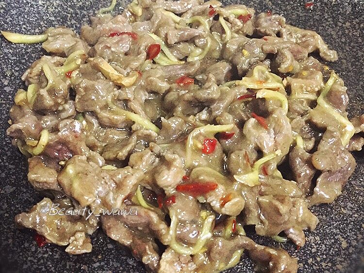 牛肉快手菜—姜丝牛肉,转大火,翻炒均匀
