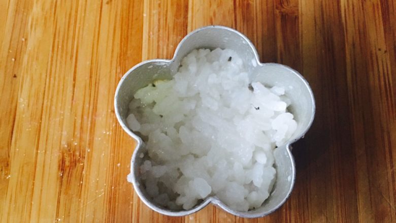 童趣寿司,取一个模具,拿一半饭团压实。