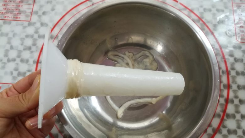 自制脆皮肠,在漏斗上套上肠衣,顶端留多一点
