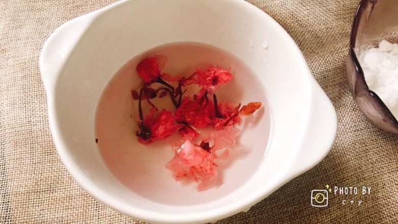 高颜值的樱花果冻🌸,樱花用冷水泡发,换两次水去除多余的盐分。