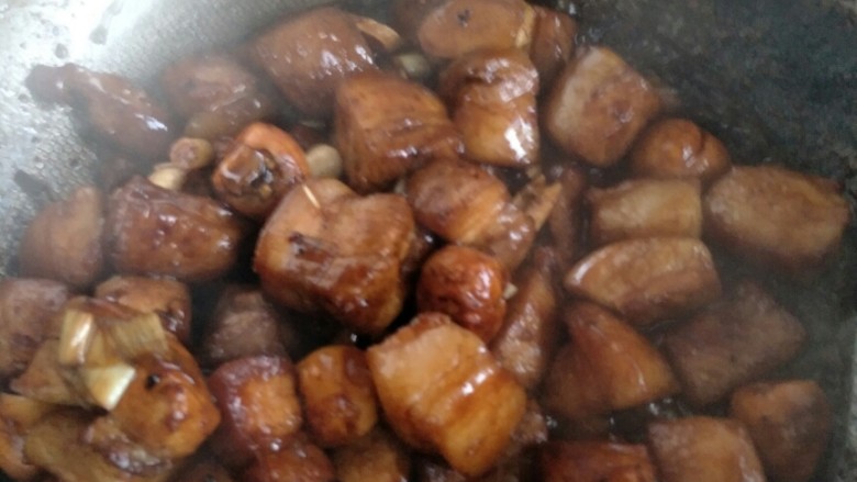 家常红烧肉,起锅，少许食用油，<a style='color:red;display:inline-block;' href='/shicai/ 3250'>葱</a><a style='color:red;display:inline-block;' href='/shicai/ 37'>姜</a>蒜花椒大料爆锅，放入五花肉翻炒