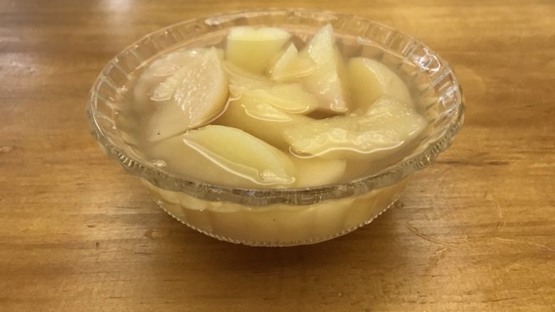 蜜桃糖水,闷热的天气,来一碗冰冰甜甜的蜜桃糖水吧。