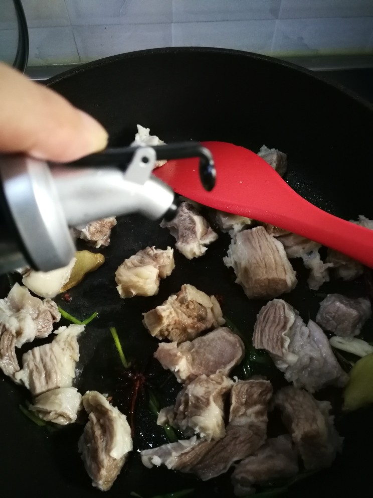 番茄🍅牛腩煲,加少许<a style='color:red;display:inline-block;' href='/shicai/ 718'>料酒</a>,大约一勺。