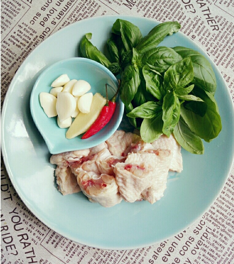 三杯鸡翅,准备好调料，<a style='color:red;display:inline-block;' href='/shicai/ 1051'>鸡中翅</a>切块，<a style='color:red;display:inline-block;' href='/shicai/ 2800'>生姜</a>切片，罗勒摘下叶子，嫩茎切断。平底锅烧热倒进<a style='color:red;display:inline-block;' href='/shicai/ 192684'>黑麻油</a>，炒香姜蒜，在下鸡翅煸炒。
