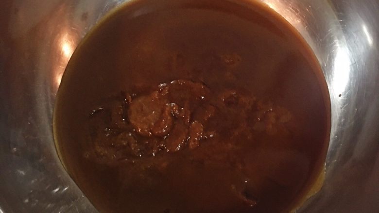 香煎厚切帶骨豬排佐蒜香黃芥末醬,並用湯匙將蒜肉壓泥濾進醬汁中,再加入已煮好的青豆仁拌勻即可。