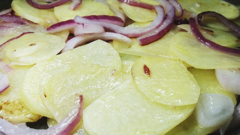 西班牙土豆烘蛋饼,加入土豆片一块翻炒(怕土豆不好熟,可以多炒一会)