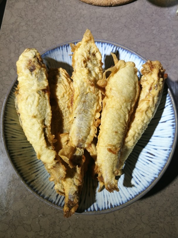 小鱼锅贴,喜欢嫩的炸一遍,喜好硬的再复炸一下炸干一些。