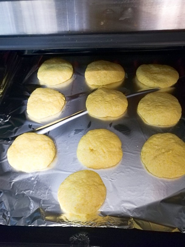 小鱼锅贴,180℃上火,放上层烤八分钟烤制玉米饼,烤好备用。