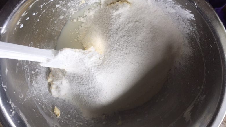 金黄麦胚饼干,筛入低粉,继续搅拌,成絮状;