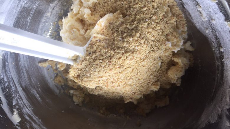 金黄麦胚饼干,再倒入麦胚芽,搅拌;