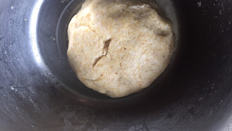 金黄麦胚饼干,慢慢的揉和成光滑的面团;