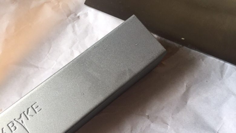金黄麦胚饼干,然后,再切成方块状;