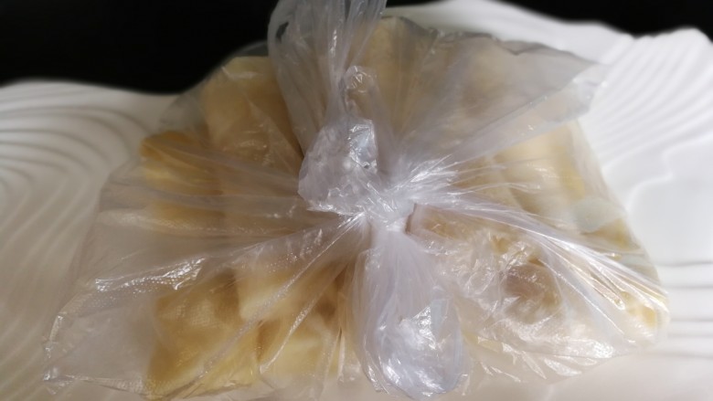 香蕉奶酪春卷,多出的香蕉奶酪春卷,冷冻保存,需要吃的时候取出来油炸食用即可。注意冷冻前每个春卷单个压平整再摆放一起冷冻。否则弯曲状态下取出后再油炸影响外形。如果冷冻后春卷间有些粘连,在不打开塑料袋的情况下整袋敲打桌面,春卷间会自动分开。