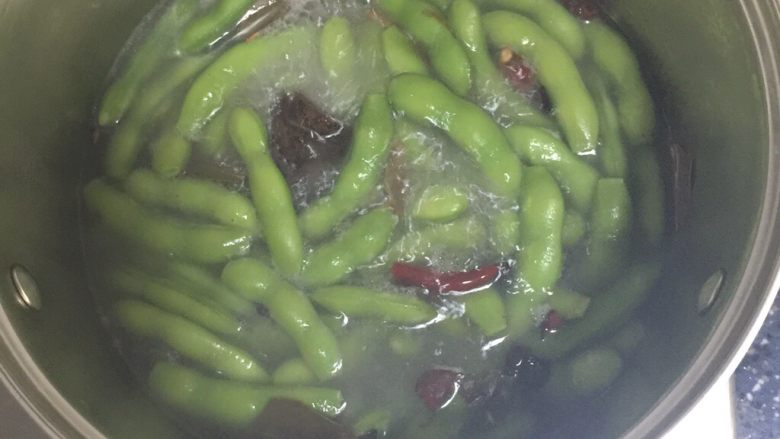 水煮毛豆,煮的时间长短,可以根据自己的口味,喜欢吃烂一点的可以煮久一点。