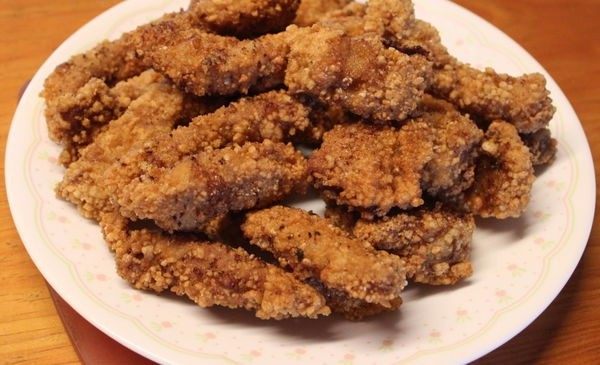 炸排骨酥,再将油大火加热至高温,炸過的排骨酥回锅稍炸一下逼油,也让表面更为酥香。就可以摆盘上桌。