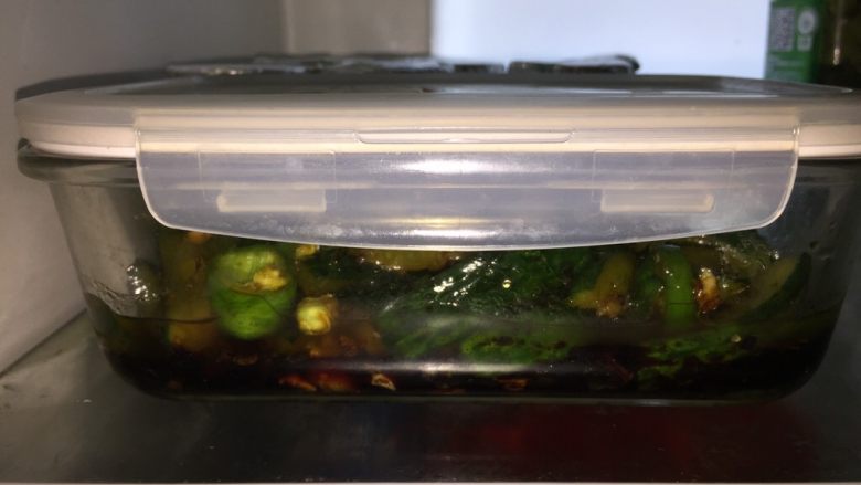 脆皮酱黄瓜,入冰箱冷藏四小时可以吃了,中途可以取出翻拌几次,入味更均匀。