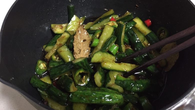脆皮酱黄瓜,彻底放凉以后加入香醋,然后把黄瓜放进调好的汤汁里拌匀。!