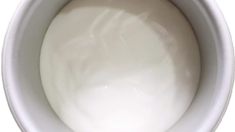天使蛋糕,将蛋白霜糊倒入模具抹平,如果有气泡可以在桌面震几下。然后放入烤箱150度25分钟