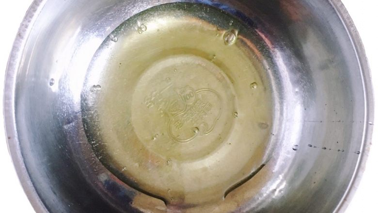 天使蛋糕,将蛋清分离加几滴白醋(家里没有柠檬了,我的用白醋)
