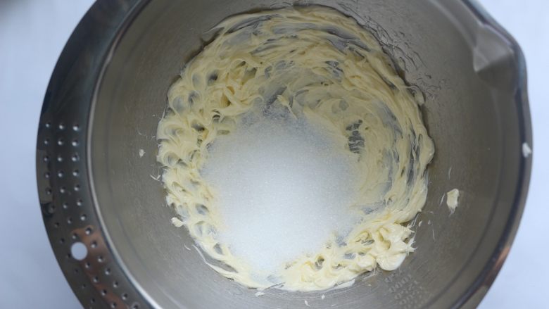 费列罗巧克力杯子蛋糕,再加入细砂糖,再搅打均匀即可