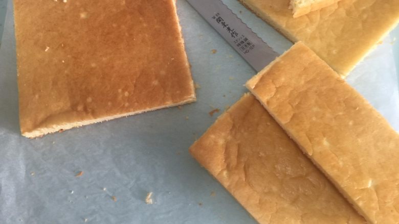 立体小熊蛋糕,大蛋糕片切成4片,用三片做主蛋糕,还有一片用来做小熊的耳朵和手