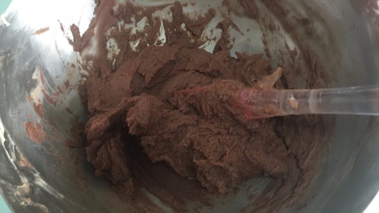 立体小熊蛋糕,准备小熊的毛发,这次我的豆沙奶油霜是按白豆沙与黄油比例2:1的比例,用了200克白豆沙,100克黄油加入<a style='color:red;display:inline-block;' href='/shicai/ 920'>可可粉</a>和色素调出的颜色,这个量最后有