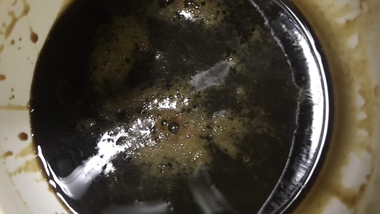 冬瓜茶,煮好后倒入碗中，这是浓缩型的，喝的时候可以加冰，或者热水，味道都不错