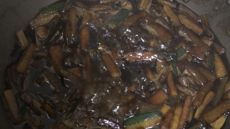 冬瓜茶,冬瓜自己会出水，开火熬一个小时，直至冬瓜煮烂