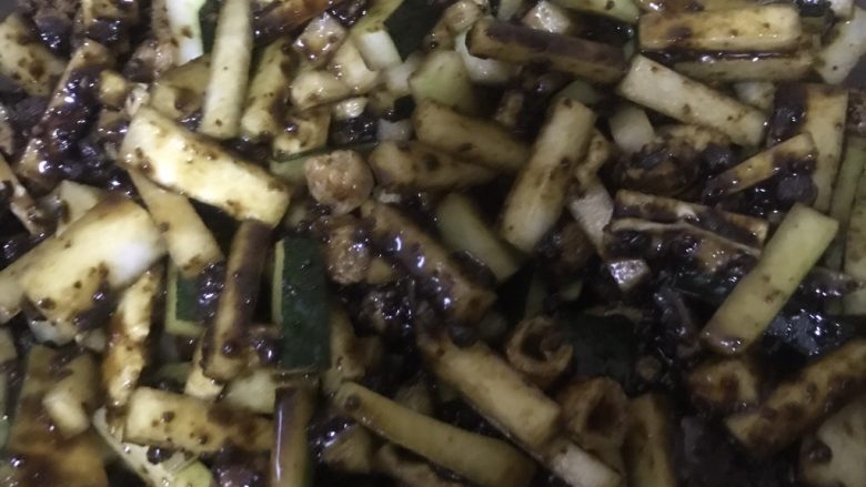 冬瓜茶,把<a style='color:red;display:inline-block;' href='/shicai/ 56'>冬瓜</a>洗净连皮带籽一起切条，搅拌均匀静置一个半小时