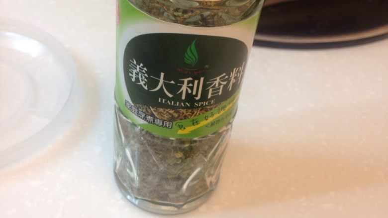 羅勒蒜香雞腿排,有香料加分,口味比較多元,沒有也可以