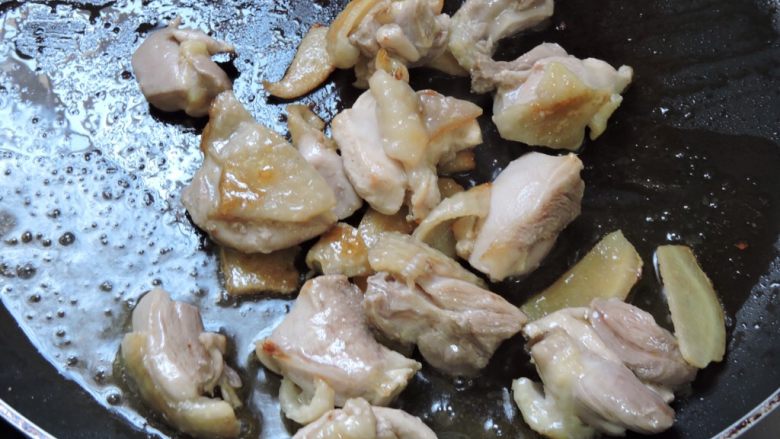 三杯鸡便当,下二匙,香/麻油,姜片,炒香后,
加入鸡肉利用闷煎方式,煎至表面
微焦后